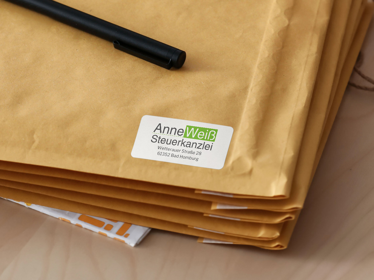 Individuell gestalteter Adressaufkleber für die Steuerkanzlei Anne Weiss – praktisches Branding auf Versandmaterialien.