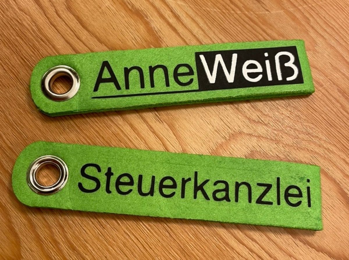 Personalisierte Schlüsselanhänger aus Filz für die Steuerkanzlei Anne Weiss – Corporate Design in haptischer Form umgesetzt.