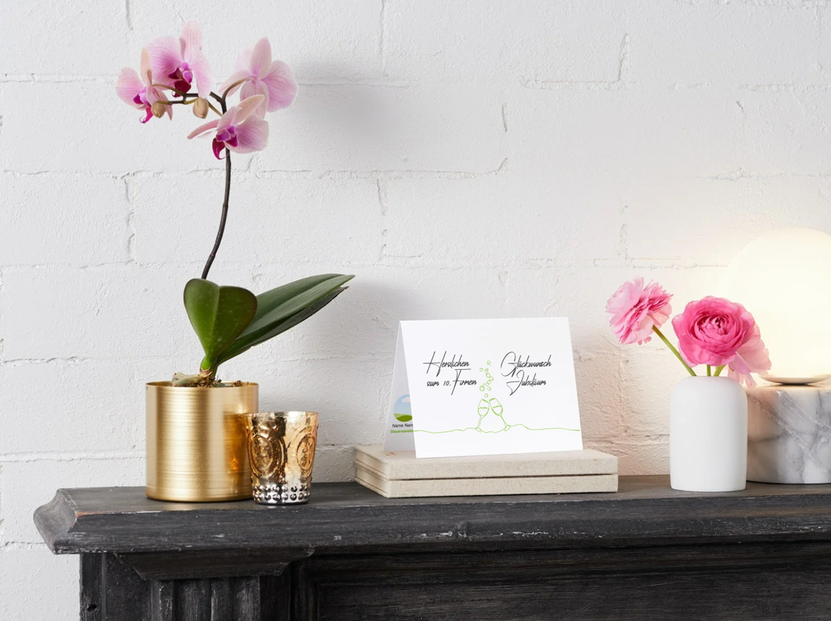 Gratulationskarte zum Firmenjubiläum mit One-Line-Elementen zum Anstoßen von der Steuerkanzlei Anne Weiss – dezentes, stilvolles Design im Corporate Branding.