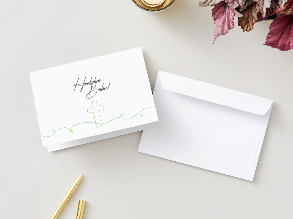 Beileidskarte mit feinem Kreuzmotiv – empathisches Design, das respektvoll das Corporate Design der Steuerkanzlei Anne Weiss integriert.