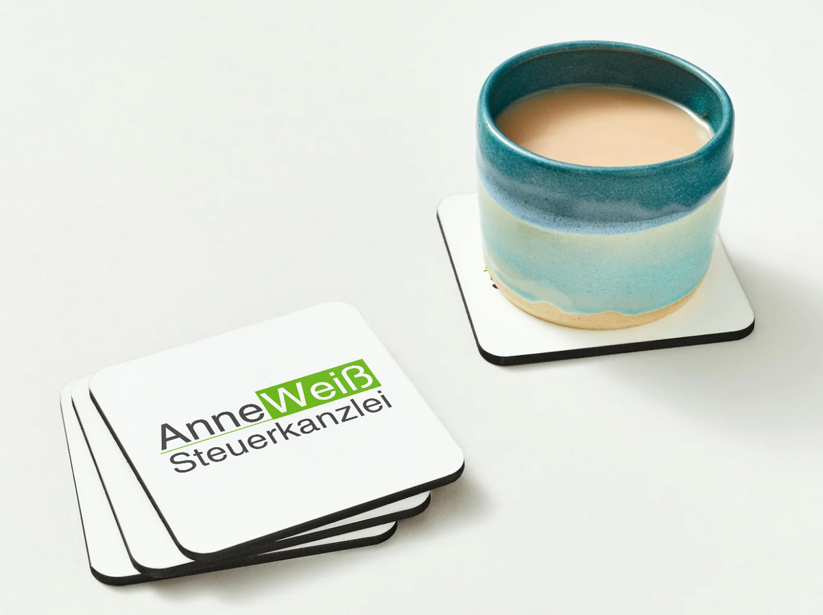Corporate Design auf Untersetzern – kreative Anwendung des Logos der Steuerkanzlei Anne Weiss für Kundengeschenke oder Büroausstattung.