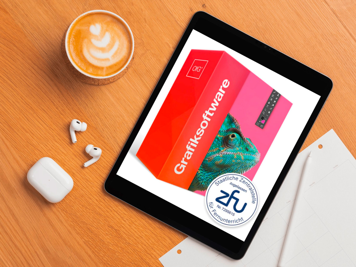 Bild vom 'Onlinekurs Grafiksoftware-Grundlagen mit ZFU-Zertifizierung – praxisnaher Einstieg in Design-Tools wie Photoshop, Illustrator und InDesign' auf einem Tablet, mit Kaffeetasse und Kopfhörern auf dem Tisch.