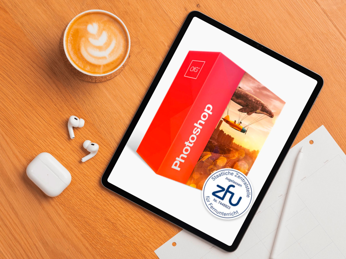 Bild vom 'Photoshop Masterclass mit ZFU-Siegel – Bildbearbeitung, Composings und kreative Retuschetechniken professionell lernen' auf einem Tablet, mit Kaffeetasse und Kopfhörern auf dem Tisch.