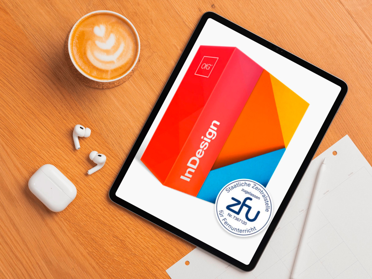 Bild vom 'InDesign Masterclass mit offizieller ZFU-Zulassung – lernen, Layouts und Druckdaten professionell zu gestalten' auf einem Tablet, mit Kaffeetasse und Kopfhörern auf dem Tisch..