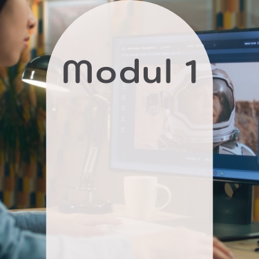 Modul 1: Person arbeitet am Computer mit Photoshop-Benutzeroberfläche