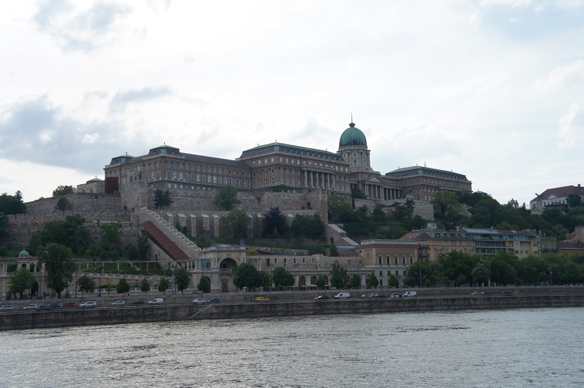 Original Aufnahme aus Budapest zeigt die Burg von Buda von Weitem mit der Donau im Vordergrund
