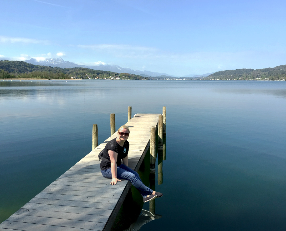 Gestaltete Bildmontage eines Geburtstagsbabys vor einer großen Luftballon-Wand mit Kuchen und Schild mit Namen und Jahreszahl.