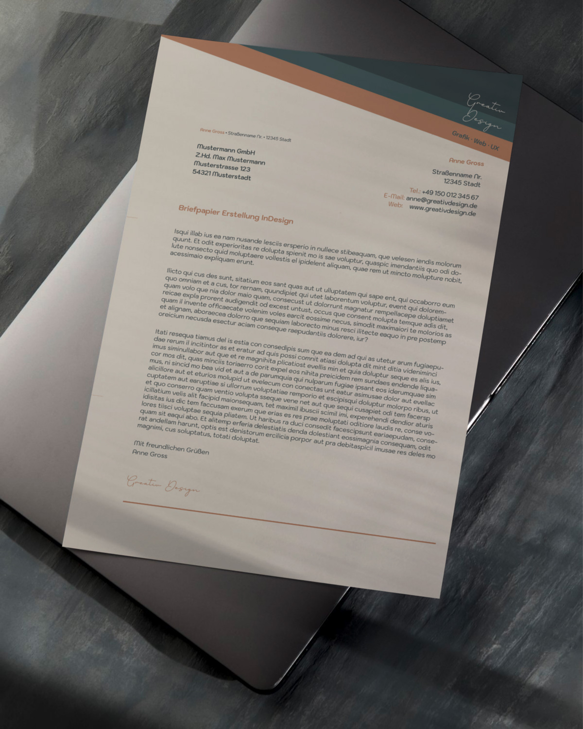 Ansicht des gestalteten Briefpapiers im realistischen Business-Kontext – professioneller Auftritt durch durchdachtes Design.