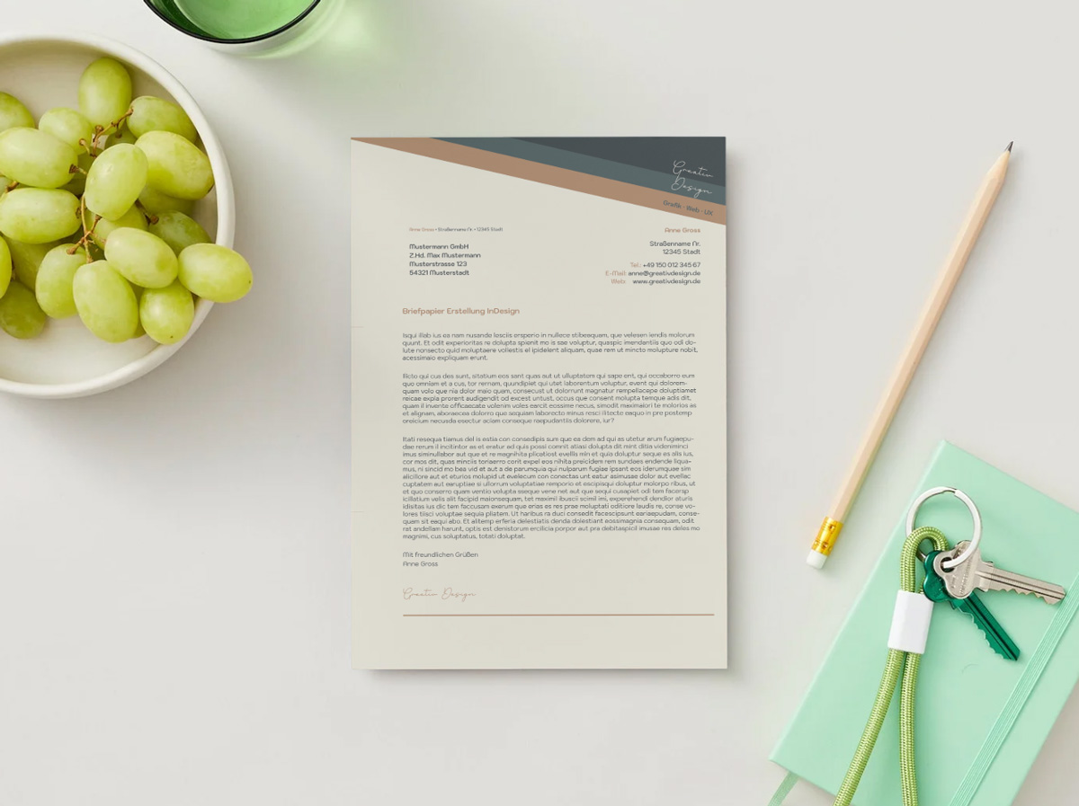 Flatlay-Inszenierung des Briefpapiers – Präsentation der Designarbeit im Einsatz mit Accessoires und natürlichem Licht.