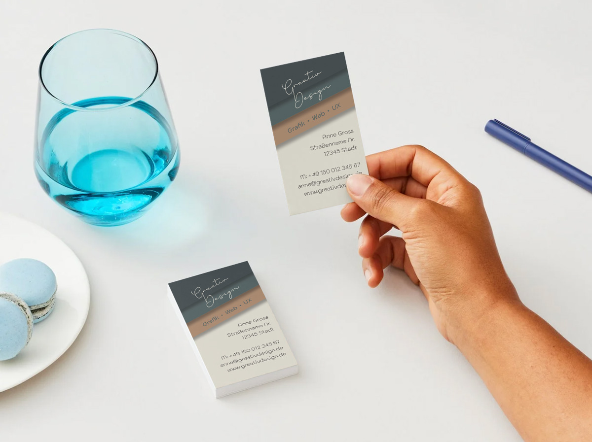 Visitenkarte mit elegantem Farbverlauf und kontrastreicher Typografie – persönlicher Austausch und professioneller Eindruck in einem.