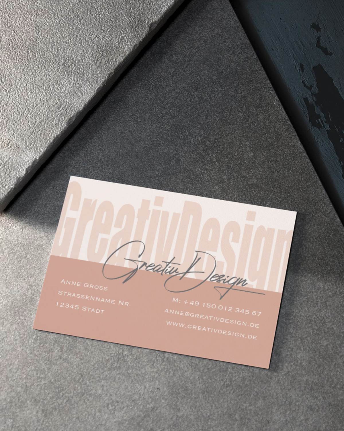 Querformatige Visitenkarte mit verspielter Typo und Flächenaufteilung – Kombination aus Seriosität und Kreativität.