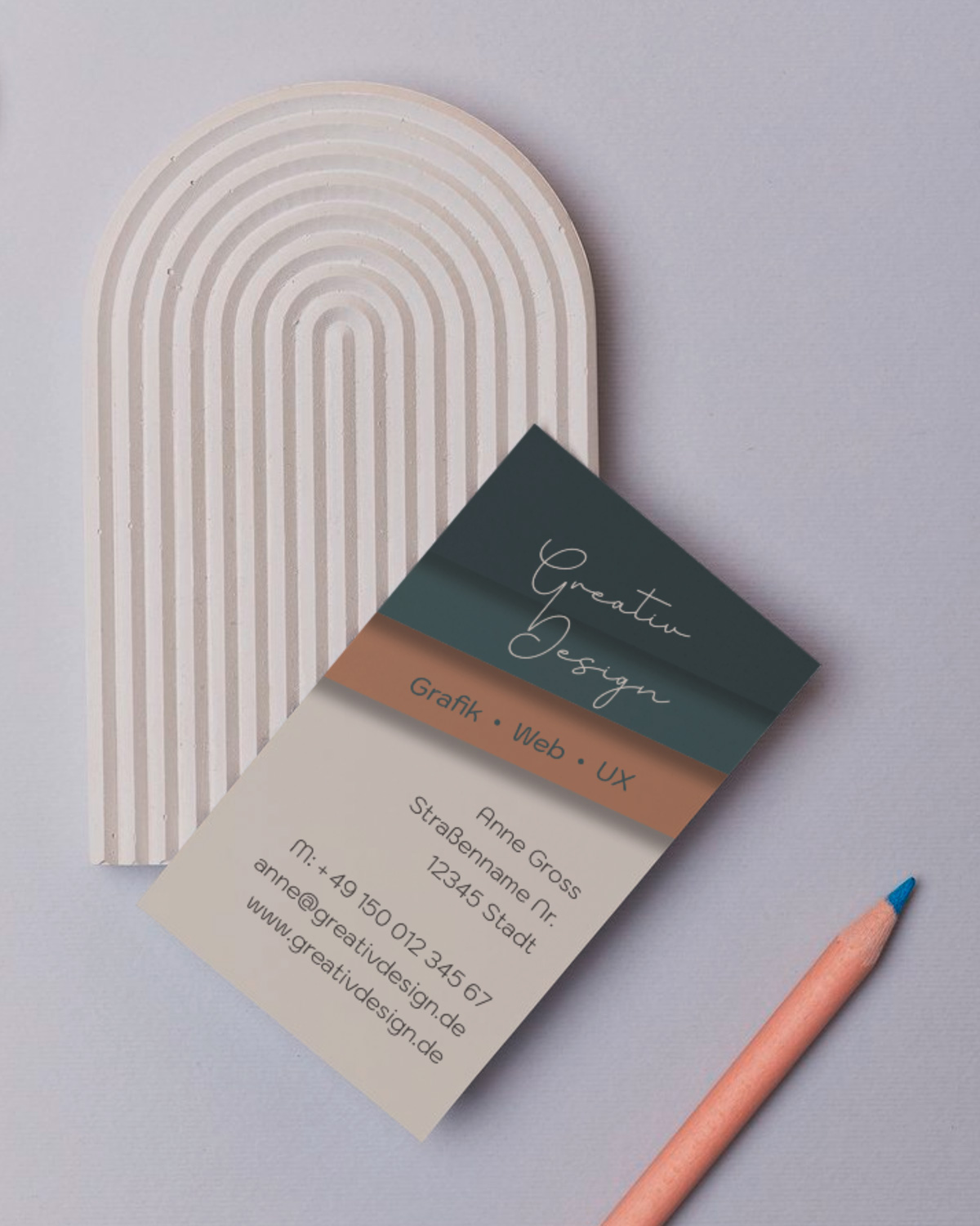 Hochformatige Visitenkarte mit Farbflächen-Branding – modernes Design für Selbstständige im Kreativbereich.