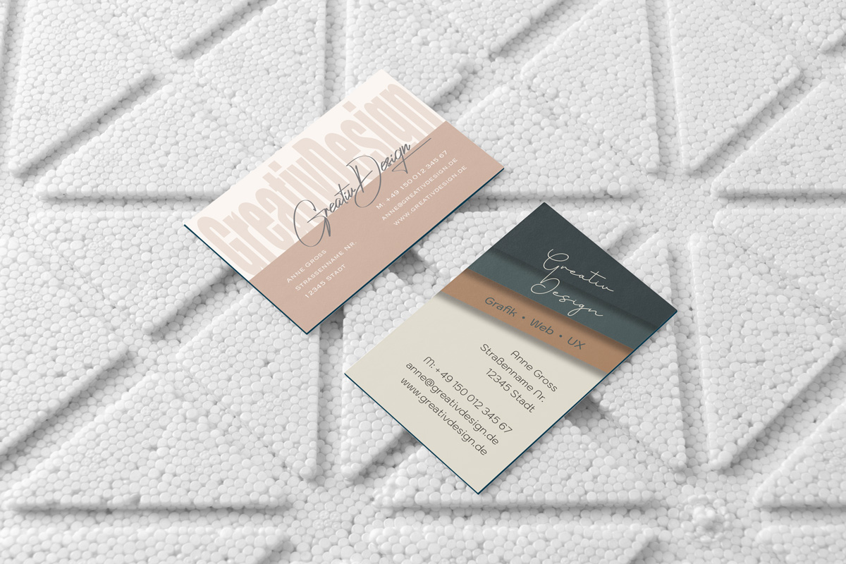 Zwei Designvarianten der Visitenkarte 'Greativ Design' – kreative Positionierung durch unterschiedliche Formate und Farbkonzepte.