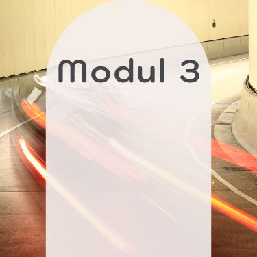 Modul 3: Vignette mit Lichtspur-Foto auf Straße – Symbol für Dynamik und Mobilität im Designprojekt.