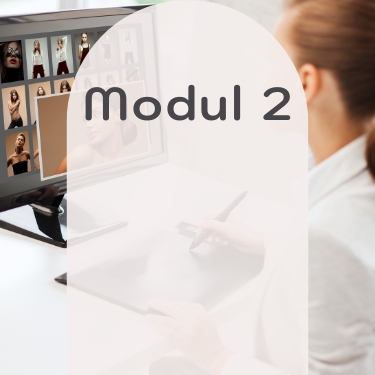 Modul 2: Designerin arbeitet mit Grafiktablett an Modefotos auf dem Bildschirm