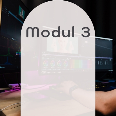 Modul 3: Kreativer Arbeitsplatz mit Monitoren und Bildbearbeitungssoftware im Dunkeln