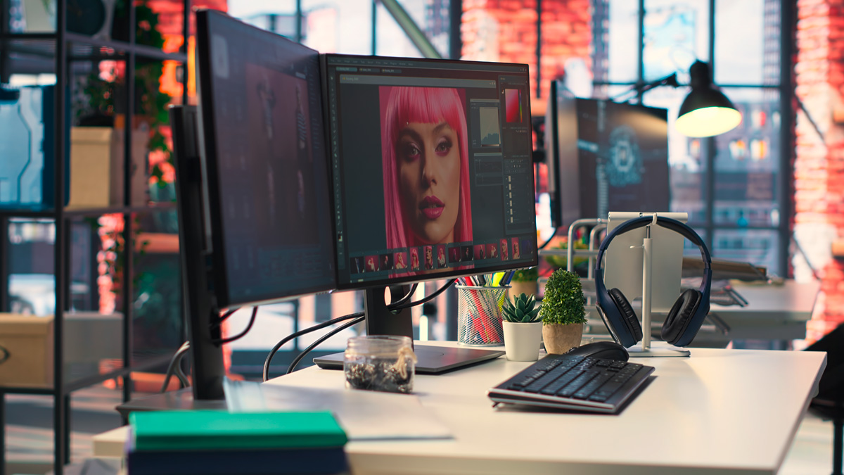 Titelbild der Photoshop Masterclass: Fotoretusche und Farbkorrekturen an zwei großen Monitoren – Entstehung neuer Fotoideen in der digitalen Bildbearbeitung.