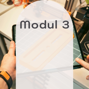 Modul 3: Vignette mit Lichtspur-Foto auf Straße – Symbol für Dynamik und Mobilität im Designprojekt.